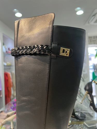 537BO000088-LP BOTA CANO ALTO FIVELA DOURADA