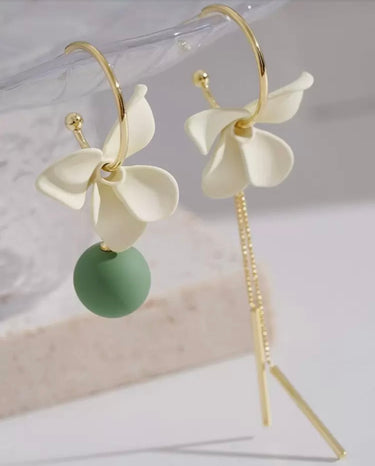 310526-8 IMPORTADO BRINCO FLORES COM DETALHE DOURADO