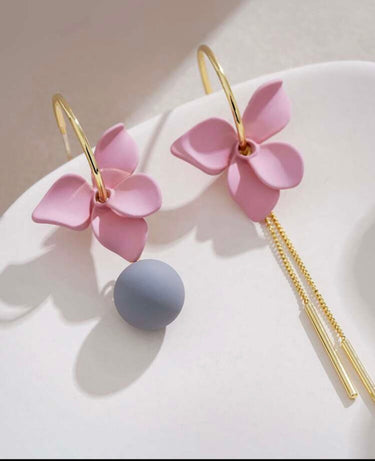 310526-8 IMPORTADO BRINCO FLORES COM DETALHE DOURADO