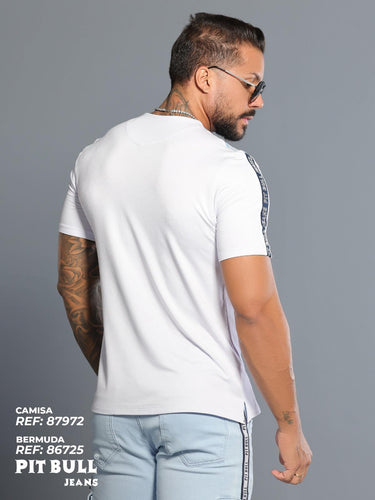 87972 PITBULL CAMISETA BRANCA MASC. C/ ESTAMPA EM RELEVO E DETALHES OMBRO
